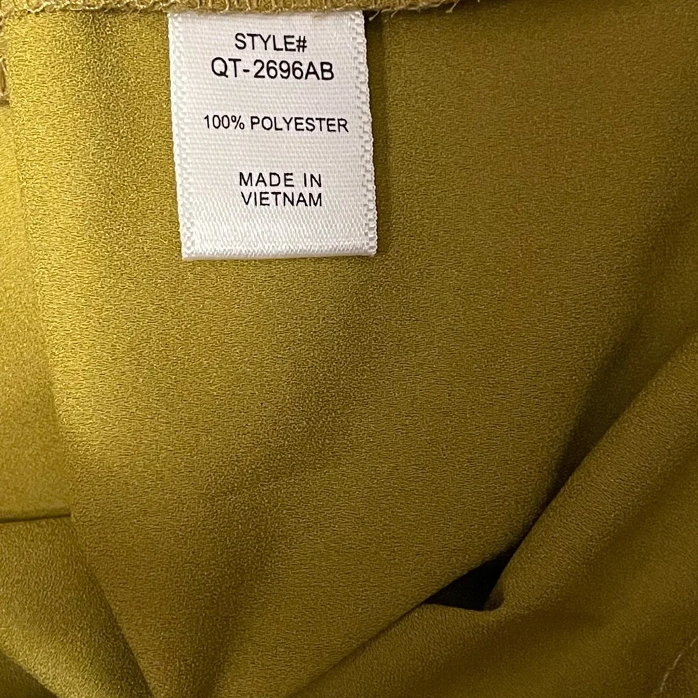 Zenana Ruffle Sleeveless V-Neck Blouse 
Sz Small Chartreuse/Olive Green 
NWOT - Picture 3 of 5